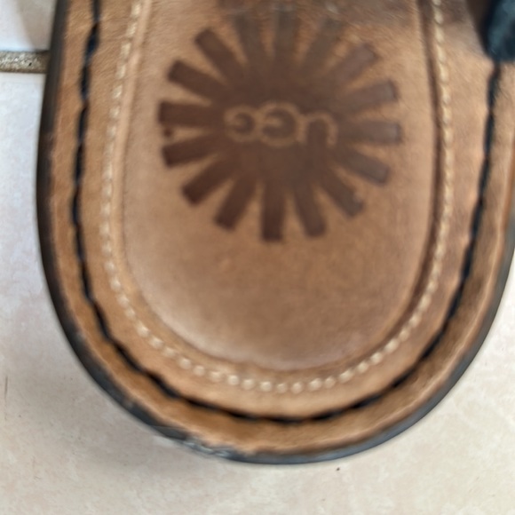 Ugg low heel sandals- very good condition - Picture 4 of 7
